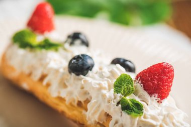 Beyaz kremalı tatlı pasta