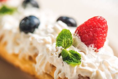 Üzerinde beyaz krem taze ahududu