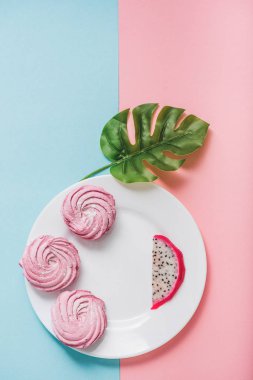 Kızıl döndürdüm lezzetli kek tabağı