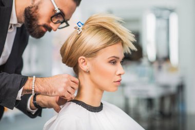 Sakin stilist güzellik salonunda çalışıyor