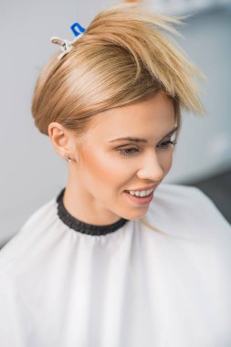 Genç kadın bir kenara arıyor