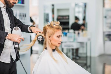Sakin kadın güzellik salonunda oturuyor