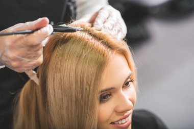 Profesyonel stilist bir müşteri ile çalışıyor