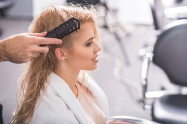 Neşeli kadın Kuaför stüdyoda oturuyor