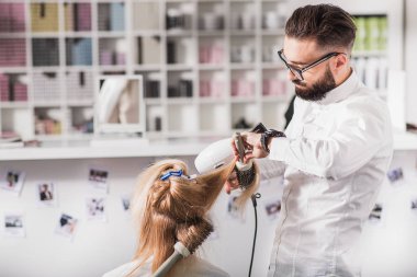 Sakin erkek stilist işini yapıyor