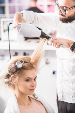 Genç Bayan güzellik salonunda oturuyor