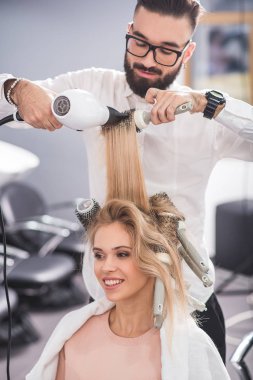 Mutlu kız aynaya bakıyor