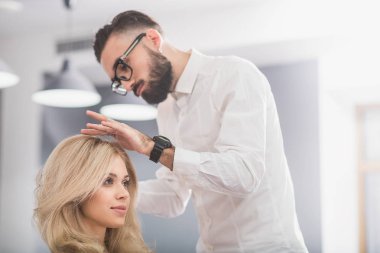 Kuaför Salonu sakallı ciddi adam