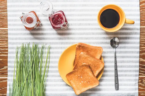 Scheibe frittiertes Brot als Zwischenmahlzeit — Stockfoto