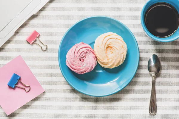 Öğle yemeği için lezzetli küçük kek