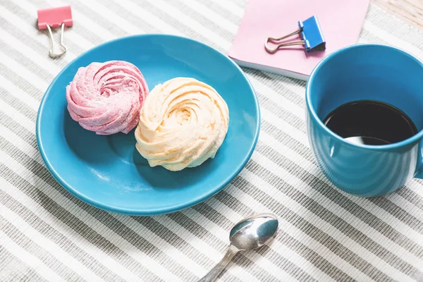 Lezzetli zephyrs kahve yakınındaki plaka üzerinde