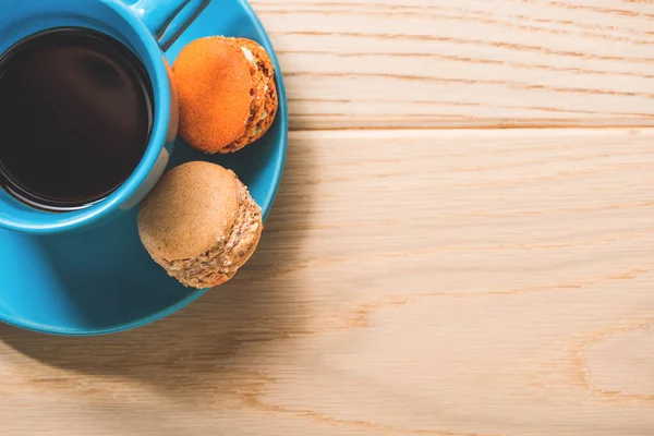 Xícara de café à mesa — Fotografia de Stock