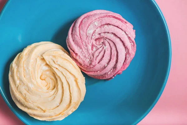 Küçük tabak, lezzetli kek