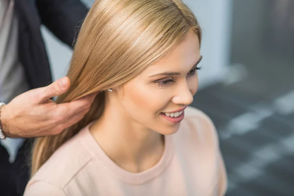 Smiling girl is sitting at the salon — Stock Photo, Image