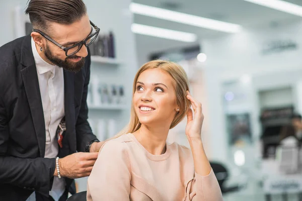 Man and woman are looking at each other in salon — Stock Photo, Image