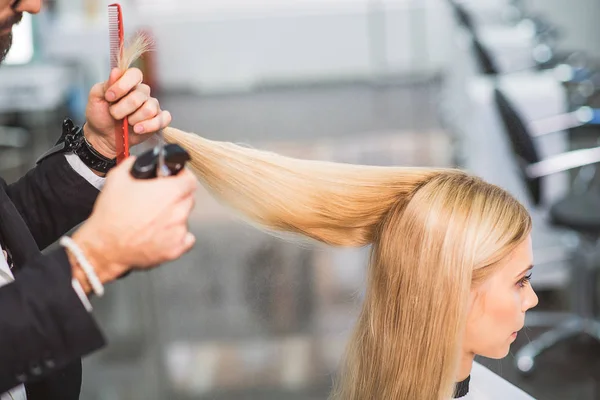 Calma donna sta ottenendo un taglio di capelli — Foto Stock