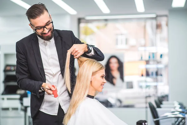 Hairdresser is smiling while working — Stock Photo, Image