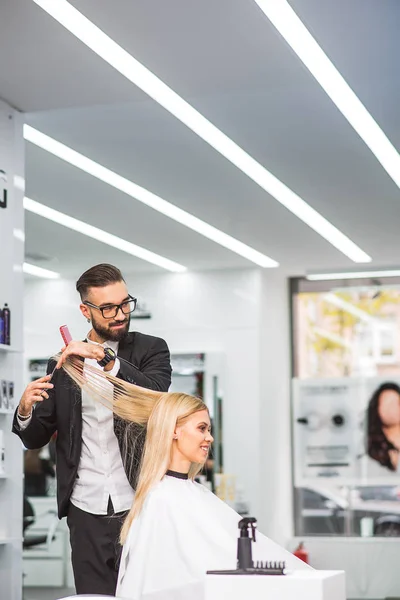 Professional stylist is talking to his client — Stock Photo, Image