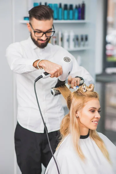 Jeune homme fait coiffure — Photo