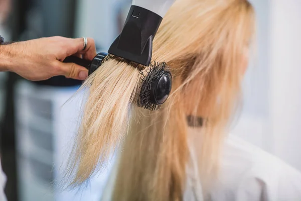 Professional hairdresser is working with a client — Stock Photo, Image