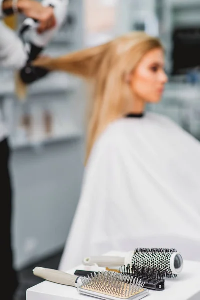 Friseurwerkzeuge auf einem Tisch — Stockfoto