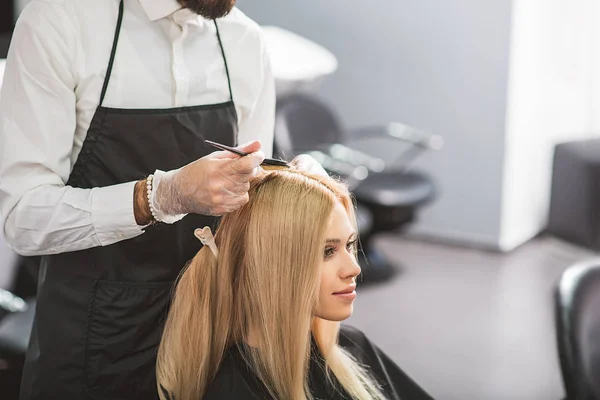 Молодая женщина сидит у парикмахеров — стоковое фото
