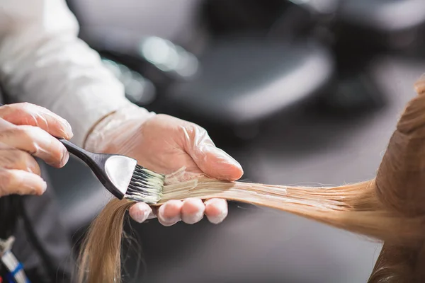 Mannen i handskar är döende hår — Stockfoto