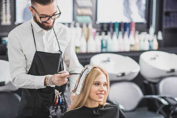 Smiling stylist is dying long hair — Stock Photo, Image