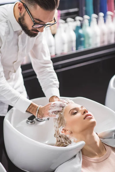 Konsantre erkek bir kız hizmet vermektedir