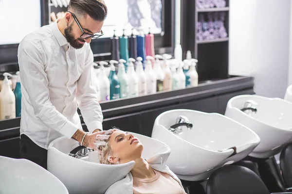 Profesyonel stilist bir müşteri ile çalışıyor