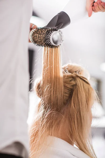 Männlicher Stylist arbeitet im Studio — Stockfoto