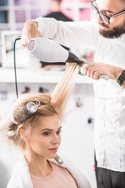 Genç Bayan güzellik salonunda oturuyor