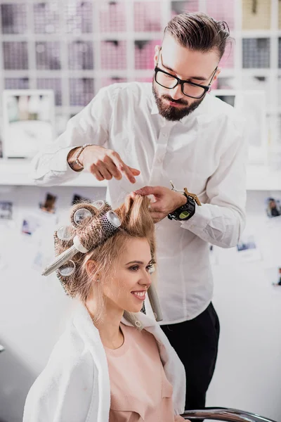 Ciddi sakallı stilist çalışıyor