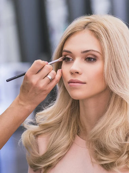 Kendine güvenen kadın makyaj oluyor