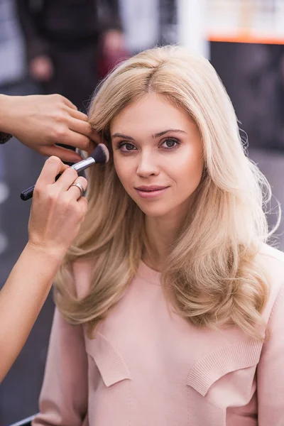 Sakin kız güzellik salonunda oturuyor