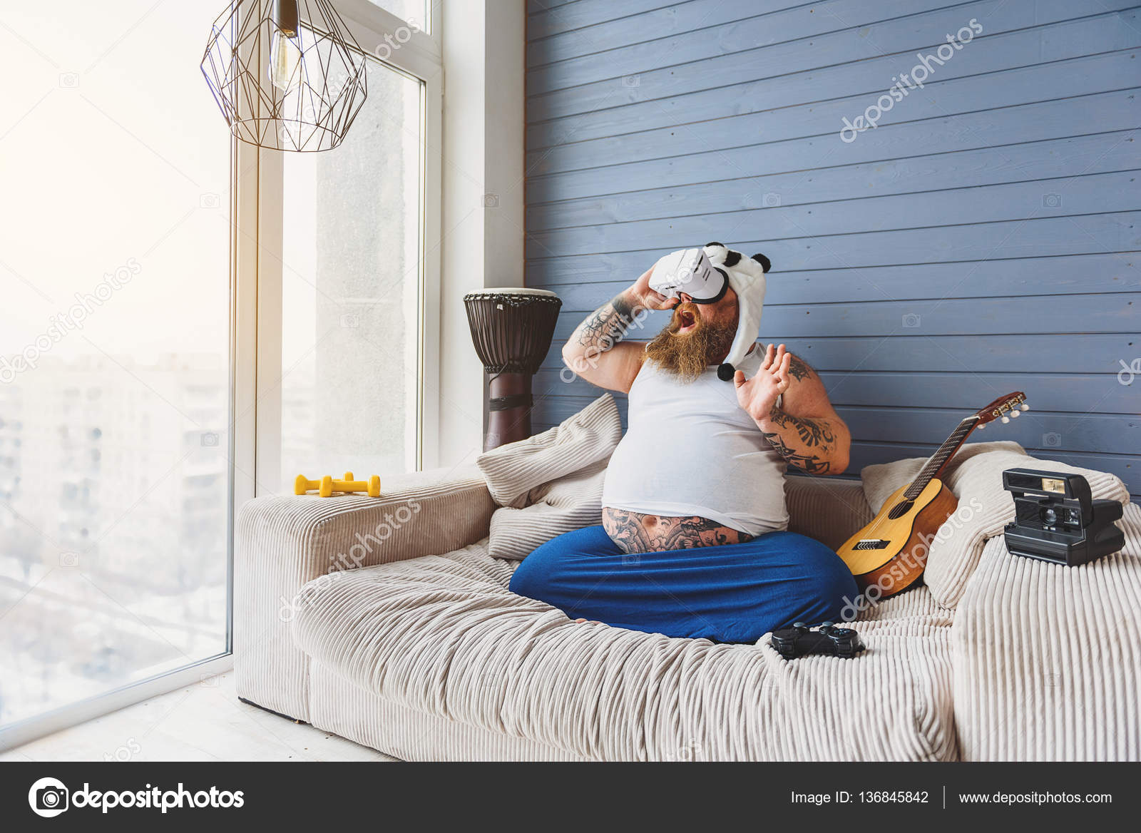 Толстый муж на диване