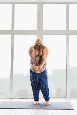 Şişman adam geçiren tembel egzersiz