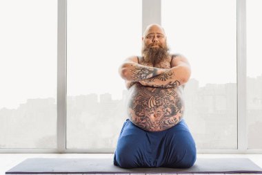 Meditasyon yapan emin kalın adam