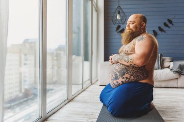 Evinde istirahat dalgın kalın adam