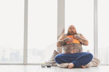 Şişman adam edebiyat okuma korkuyor