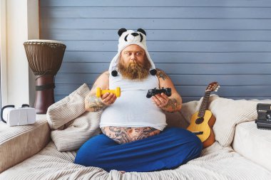 Şişman adam spor ve oyun arasında seçim yapma