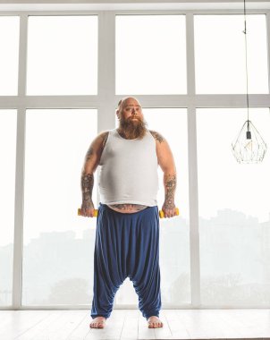 Kalın adam ile Halter egzersiz