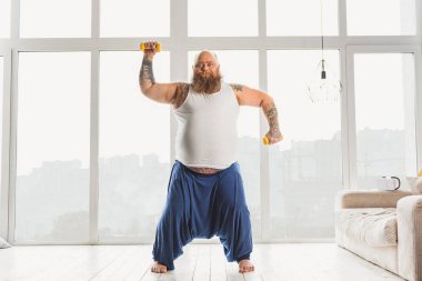 Ağırlık mı evde neşeli erkek şişko