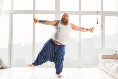 Erkek şişko eğitim ağırlıkları ile şok