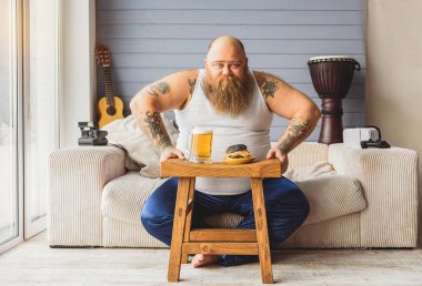 Kalın evde alkol adam sakallı