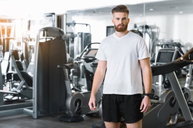 Spor salonunda emin sakallı adam