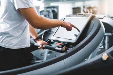Sportif adam özel cihazlar kullanılıyor
