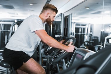 Eğitim cihazları kullanan konsantre adam