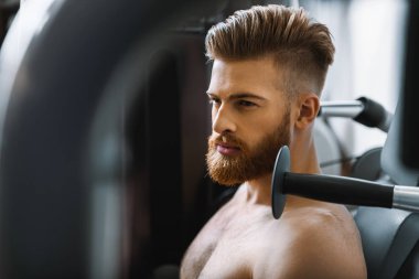 Spor salonunda emin sakallı adam