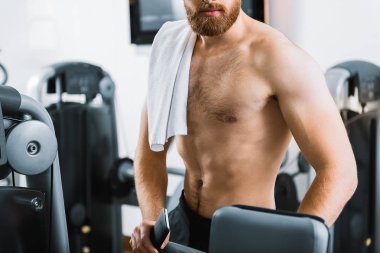 Spor salonunda sakallı güçlü adam